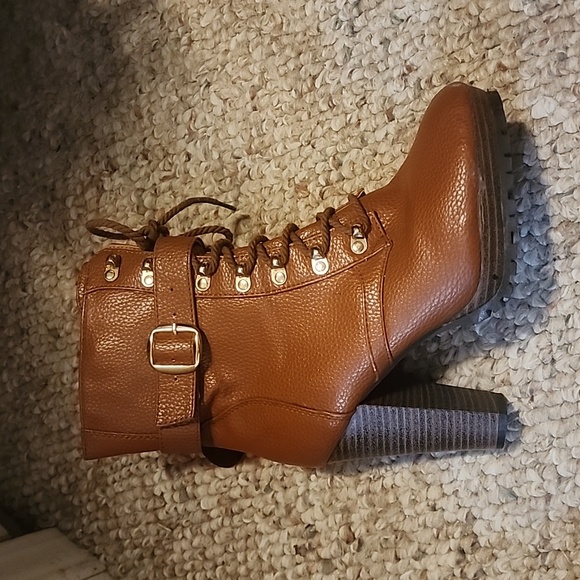 Mark. Booties sz 7 - Picture 4 of 4